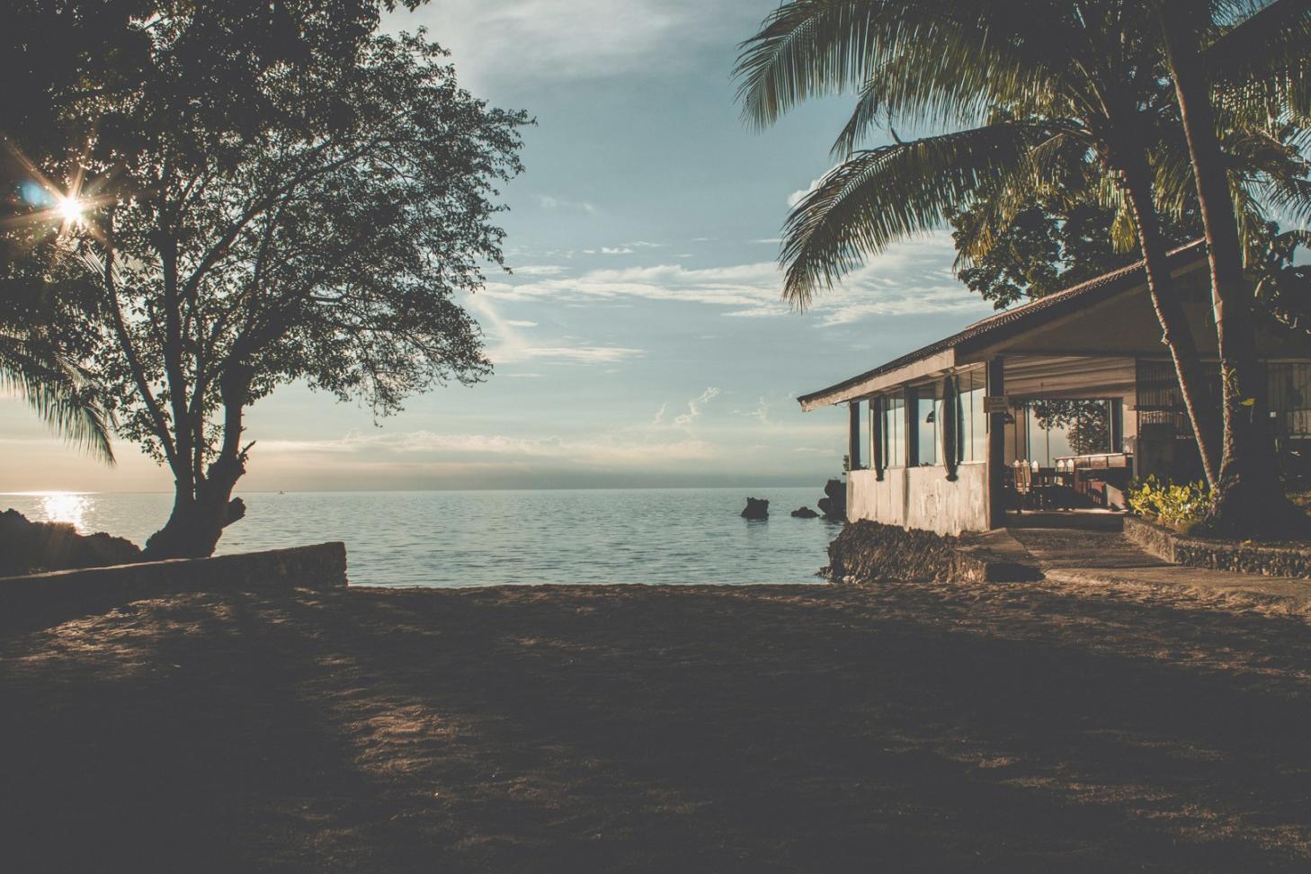 Велосипедный гид проводит инструктаж перед стартом тура