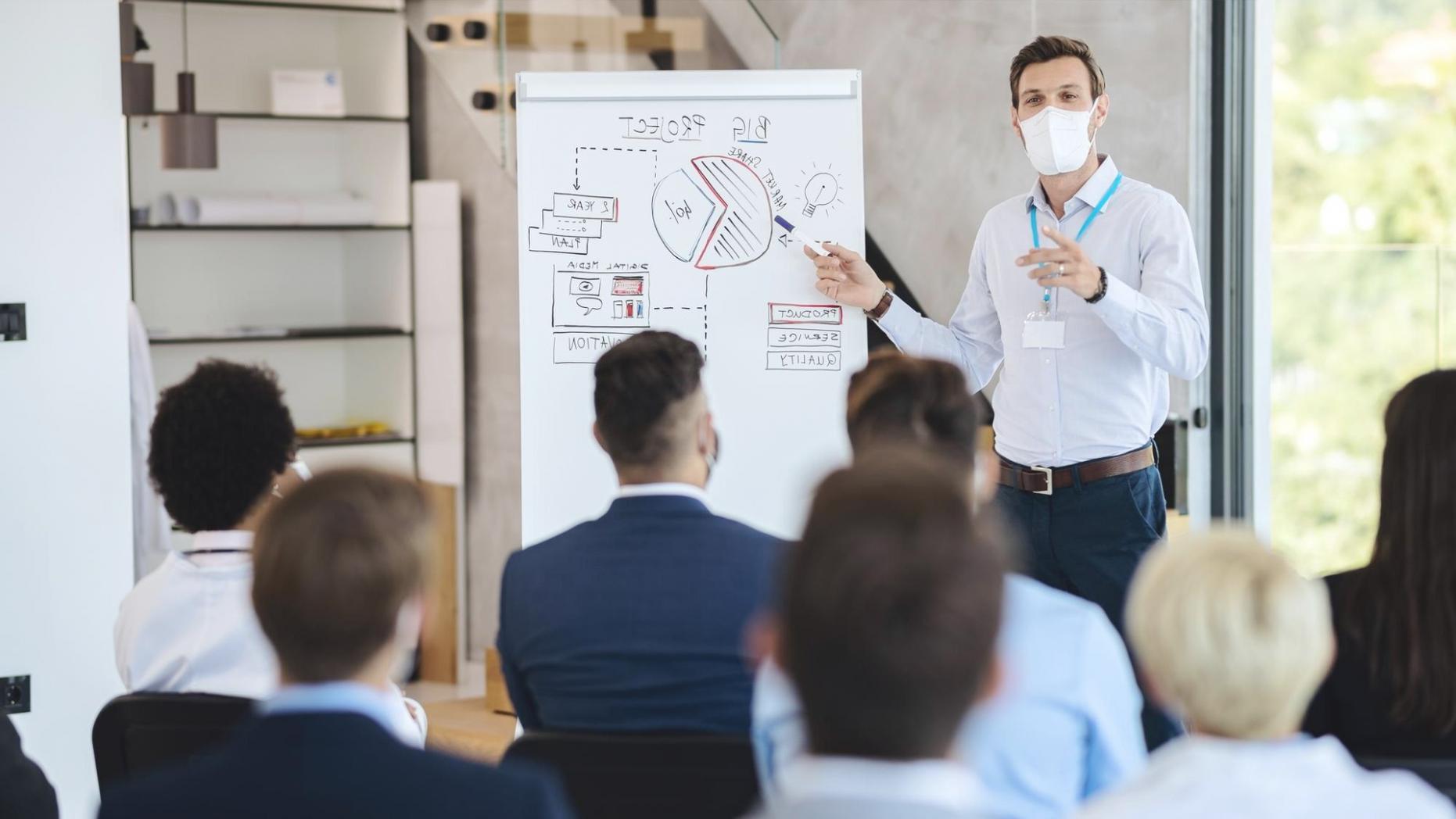 Студенты обсуждают велосипедный маршрут с картами и планшетом