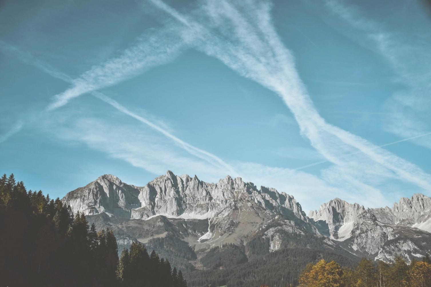 Велосипедисты на живописной тропе среди зелёных холмов